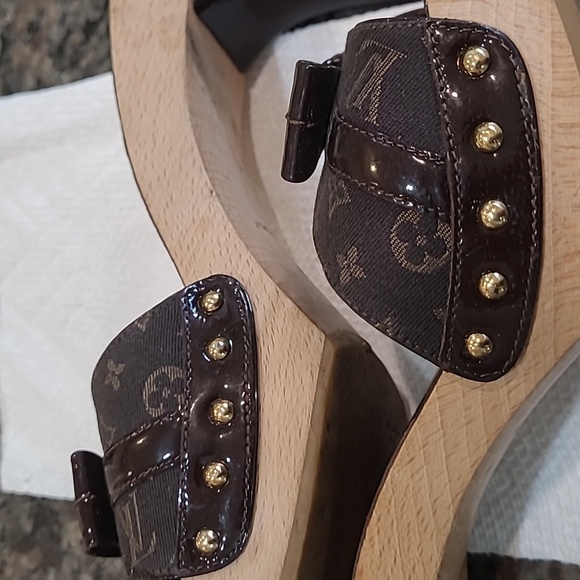 LOUIS VUITTON~MONGOGRAM GOLD STUDDED HEELS~SIZE 39 - Picture 4 of 14